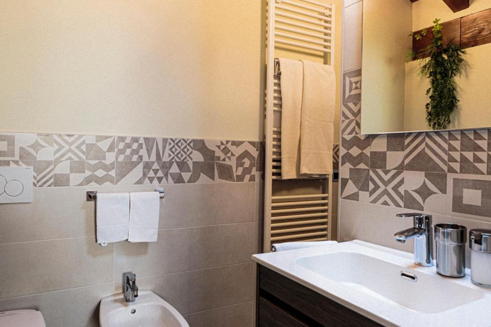 A&G Apartment Aosta - Elegante Casa 100 Mq Su Due Piani Con Wi-Fi-Giardino-Parcheggio エクステリア 写真
